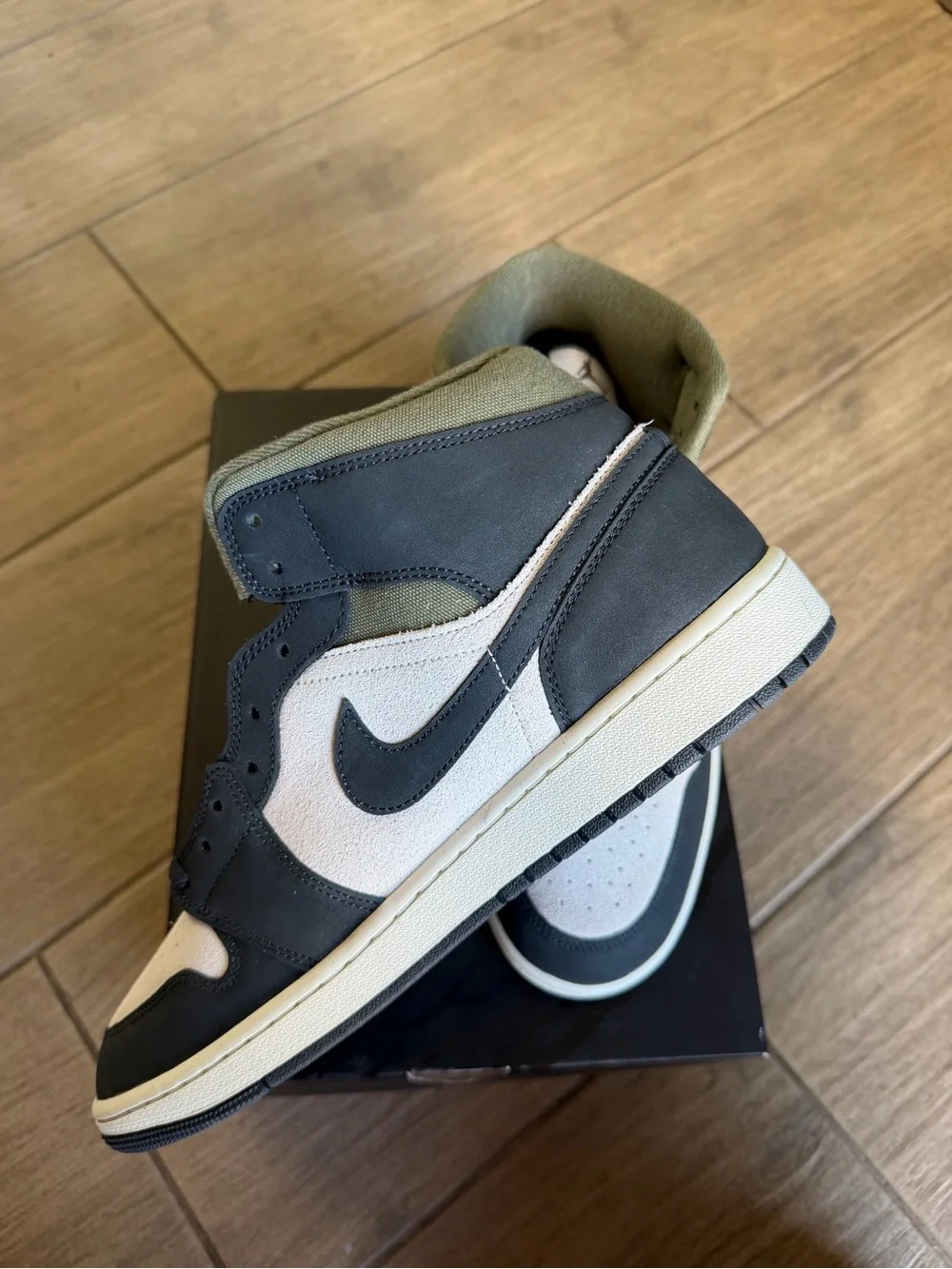 Air Jordan 1 Mid SE